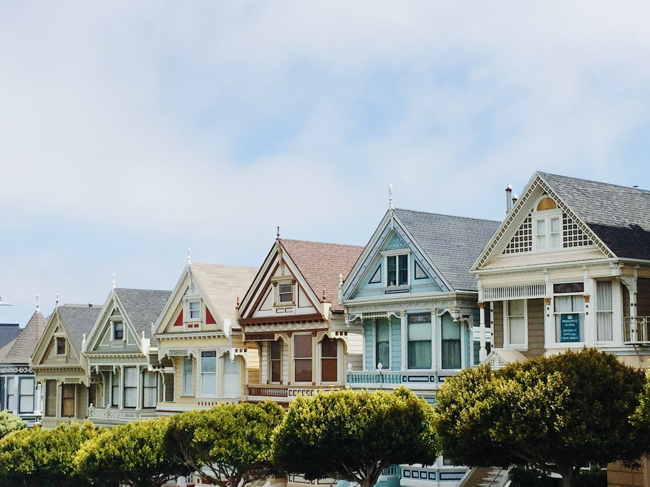 programs-01 Iconic Painted Ladies Victorian houses in San Francisco with clear blue skies.